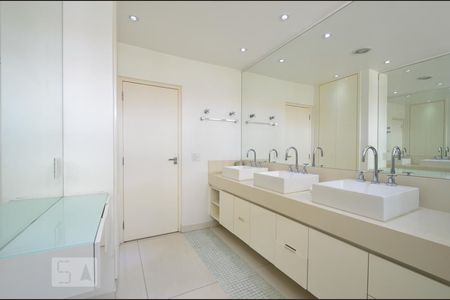 Casa à venda com 750m², 3 quartos e 5 vagasBanheiro 2