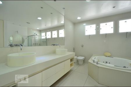 Banheiro 1 de casa à venda com 3 quartos, 750m² em Planalto Paulista, São Paulo