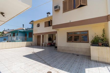 Casa à venda com 288m², 3 quartos e 4 vagas Casa à venda com 288m², 3 quartos e 4 vagasFachada