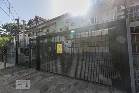 Casa à venda com 200m², 4 quartos e 2 vagas Casa à venda com 200m², 4 quartos e 2 vagasFachada