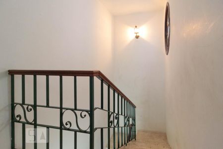 Casa para alugar com 230m², 5 quartos e 4 vagas Casa para alugar com 230m², 5 quartos e 4 vagasEscada