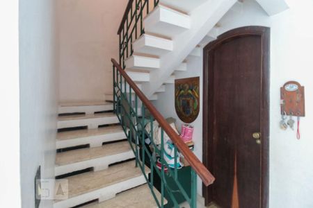 Casa para alugar com 230m², 5 quartos e 4 vagas Casa para alugar com 230m², 5 quartos e 4 vagasEscada