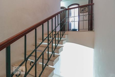 Casa para alugar com 230m², 5 quartos e 4 vagas Casa para alugar com 230m², 5 quartos e 4 vagasEscada