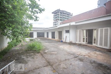 Casa à venda com 900m², 8 quartos e 10 vagas Casa à venda com 900m², 8 quartos e 10 vagasQuintal e garagem
