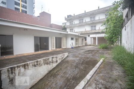 Casa à venda com 900m², 8 quartos e 10 vagas Casa à venda com 900m², 8 quartos e 10 vagasQuintal e garagem