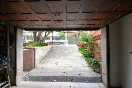 Casa à venda com 345m², 5 quartos e 4 vagas Casa à venda com 345m², 5 quartos e 4 vagasGaragem