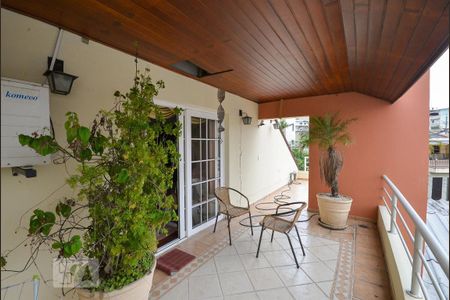 Casa à venda com 345m², 5 quartos e 4 vagas Casa à venda com 345m², 5 quartos e 4 vagasVaranda