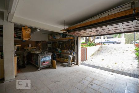 Casa à venda com 345m², 5 quartos e 4 vagas Casa à venda com 345m², 5 quartos e 4 vagasGaragem