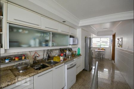 Casa à venda com 345m², 5 quartos e 4 vagas Casa à venda com 345m², 5 quartos e 4 vagasCozinha