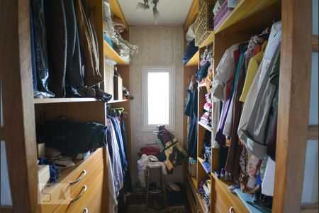 Casa à venda com 345m², 5 quartos e 4 vagas Casa à venda com 345m², 5 quartos e 4 vagasCloset