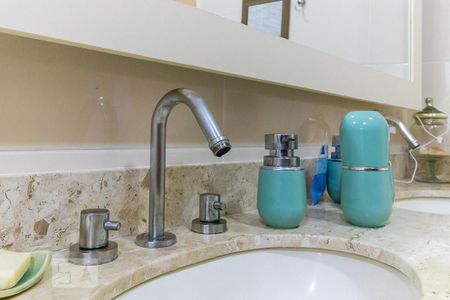 Casa à venda com 340m², 4 quartos e 6 vagas Casa à venda com 340m², 4 quartos e 6 vagasBanheiro da suíte 1