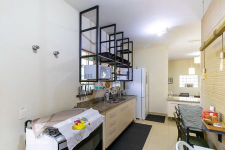 Casa à venda com 340m², 4 quartos e 6 vagas Casa à venda com 340m², 4 quartos e 6 vagasCozinha