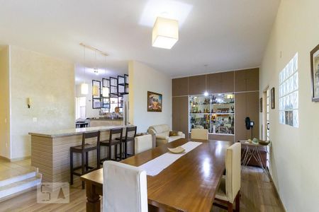 Casa à venda com 340m², 4 quartos e 6 vagas Casa à venda com 340m², 4 quartos e 6 vagasSala