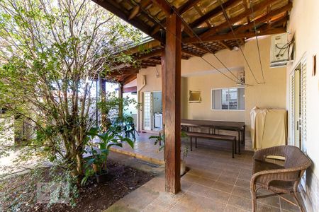 Casa à venda com 340m², 4 quartos e 6 vagas Casa à venda com 340m², 4 quartos e 6 vagasQuintal - Varanda