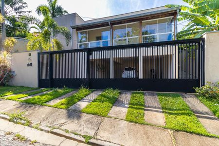 Casa à venda com 340m², 4 quartos e 6 vagas Casa à venda com 340m², 4 quartos e 6 vagasFachada