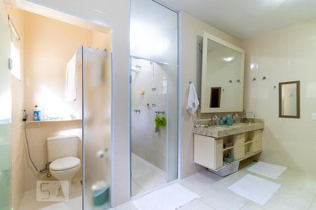 Casa à venda com 340m², 4 quartos e 6 vagas Casa à venda com 340m², 4 quartos e 6 vagasBanheiro da suíte 1