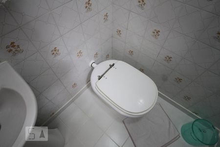 Casa de condomínio à venda com 300m², 3 quartos e 3 vagasBanheiro de Serviço