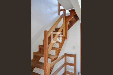 Casa de condomínio à venda com 120m², 3 quartos e 1 vagaEscada