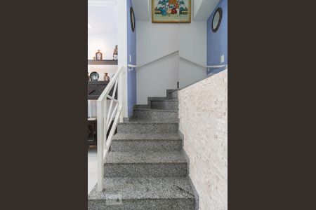 Casa de condomínio à venda com 102m², 2 quartos e 2 vagasEscadas