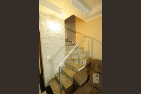 Casa de condomínio para alugar com 55m², 2 quartos e 1 vagaEscada de Acesso aos Quartos