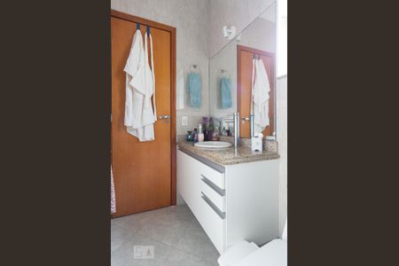 Casa à venda com 175m², 3 quartos e 4 vagasBanheiro da Suíte 2