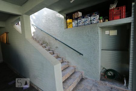 Casa para alugar com 250m², 3 quartos e 2 vagasEscada de Acesso