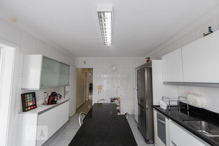 Casa de condomínio à venda com 395m², 4 quartos e 8 vagas Casa de condomínio à venda com 395m², 4 quartos e 8 vagasCozinha