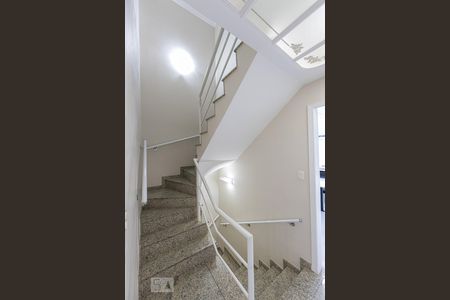 Escada de casa de condomínio à venda com 4 quartos, 395m² em Vila Bertioga, São Paulo