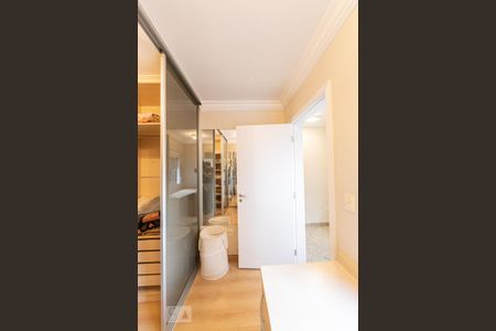 Casa de condomínio à venda com 395m², 4 quartos e 8 vagas Casa de condomínio à venda com 395m², 4 quartos e 8 vagasCloset/Quarto/escritório