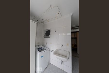 Casa de condomínio à venda com 395m², 4 quartos e 8 vagas Casa de condomínio à venda com 395m², 4 quartos e 8 vagasÁrea de Serviço