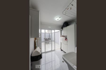 Casa de condomínio à venda com 395m², 4 quartos e 8 vagas Casa de condomínio à venda com 395m², 4 quartos e 8 vagasÁrea de Serviço