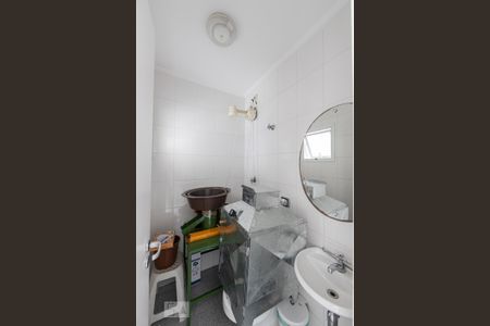 Casa de condomínio à venda com 395m², 4 quartos e 8 vagas Casa de condomínio à venda com 395m², 4 quartos e 8 vagasBanheiro de Serviço