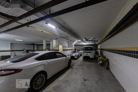 Casa de condomínio à venda com 395m², 4 quartos e 8 vagas Casa de condomínio à venda com 395m², 4 quartos e 8 vagasGaragem