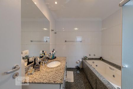 Casa de condomínio à venda com 395m², 4 quartos e 8 vagas Casa de condomínio à venda com 395m², 4 quartos e 8 vagasBanheiro Suite 2