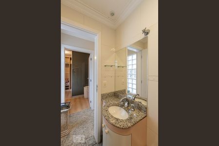 Casa de condomínio à venda com 395m², 4 quartos e 8 vagas Casa de condomínio à venda com 395m², 4 quartos e 8 vagasBanheiro Social