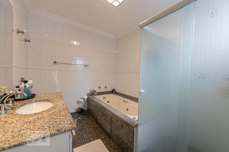 Casa de condomínio à venda com 395m², 4 quartos e 8 vagas Casa de condomínio à venda com 395m², 4 quartos e 8 vagasBanheiro Suite 2