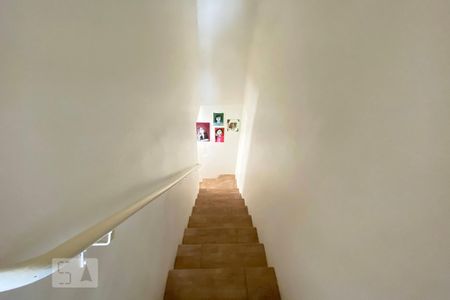 Casa de condomínio à venda com 87m², 2 quartos e 1 vagaEscada