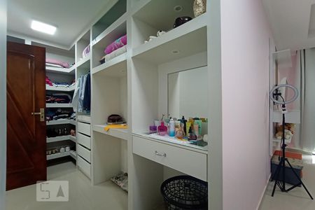 Closet do quarto de casa de condomínio à venda com 3 quartos, 240m² em Anil, Rio de Janeiro
