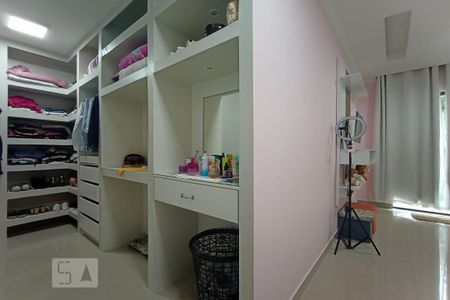 Casa de condomínio à venda com 240m², 3 quartos e sem vagaCloset do quarto