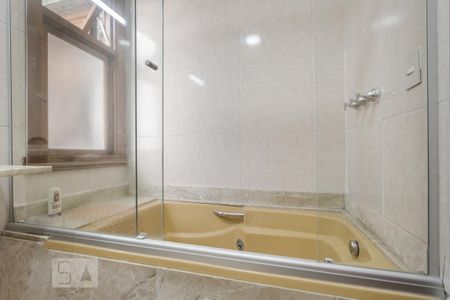 Apartamento à venda com 245m², 3 quartos e 2 vagas Apartamento à venda com 245m², 3 quartos e 2 vagasBanheiro Social 1