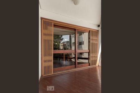 Apartamento à venda com 245m², 3 quartos e 2 vagas Apartamento à venda com 245m², 3 quartos e 2 vagasVaranda