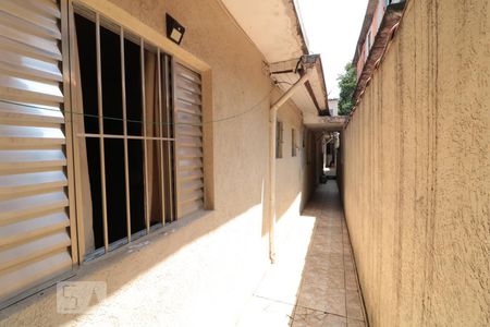 Casa à venda com 200m², 4 quartos e 4 vagasCorredor lateral da casa