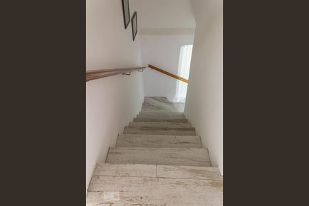 Escadas  de casa à venda com 3 quartos, 97m² em Socorro, São Paulo