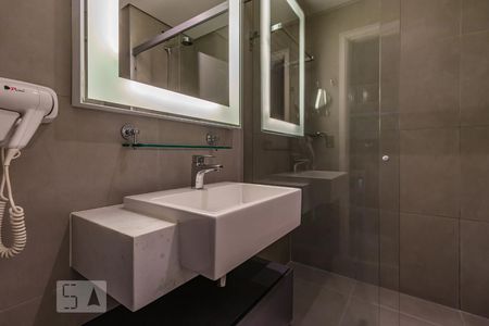 Banheiro de apartamento à venda com 1 quarto, 29m² em Alphaville Industrial, Barueri