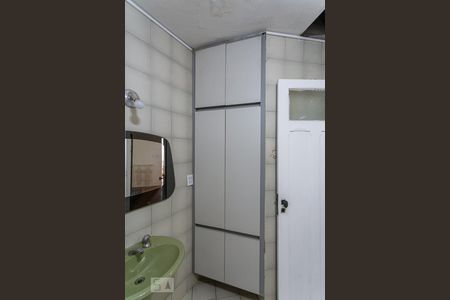 Casa à venda com 250m², 5 quartos e 2 vagas Casa à venda com 250m², 5 quartos e 2 vagasArmário do Banheiro Social 2