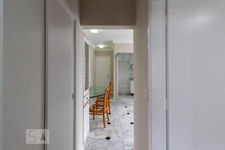 Corredor para quarto de apartamento para alugar com 1 quarto, 48m² em Indianópolis, São Paulo