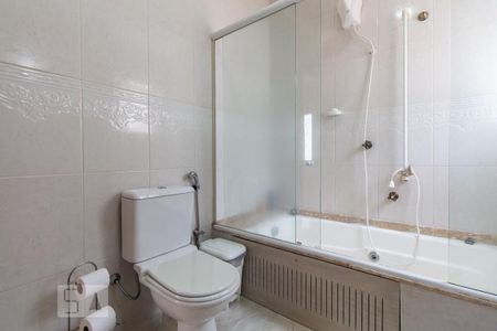 Casa à venda com 247m², 3 quartos e 5 vagasBanheiro do quarto 1