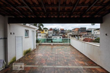 Casa à venda com 250m², 3 quartos e 2 vagas Casa à venda com 250m², 3 quartos e 2 vagasTerraço