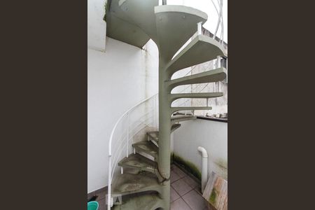 Casa à venda com 250m², 3 quartos e 2 vagas Casa à venda com 250m², 3 quartos e 2 vagasEscada