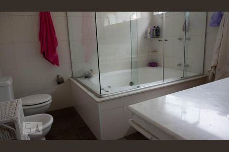 Casa à venda com 280m², 3 quartos e 6 vagasBanheiro da Suíte 1